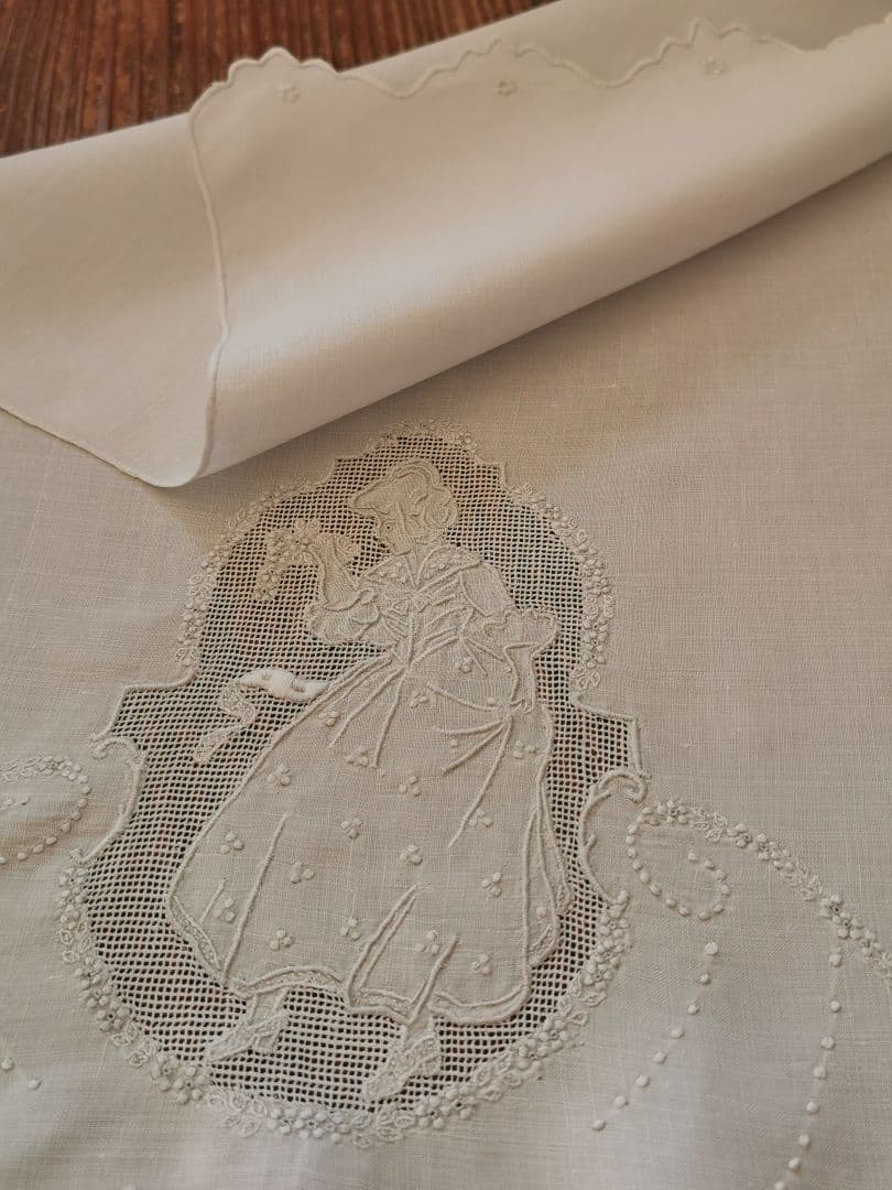 アンティーク アペンツェルレース刺繍 ブーケと少女 小花ガーランド リネンクロス