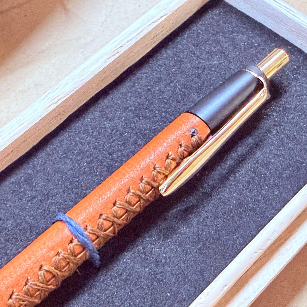 【KW】新品未使用　革軸ペン　ヌメ革 オレンジ　schicksal